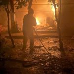 Hatay’da alevlerin arasında kediyi kurtardı