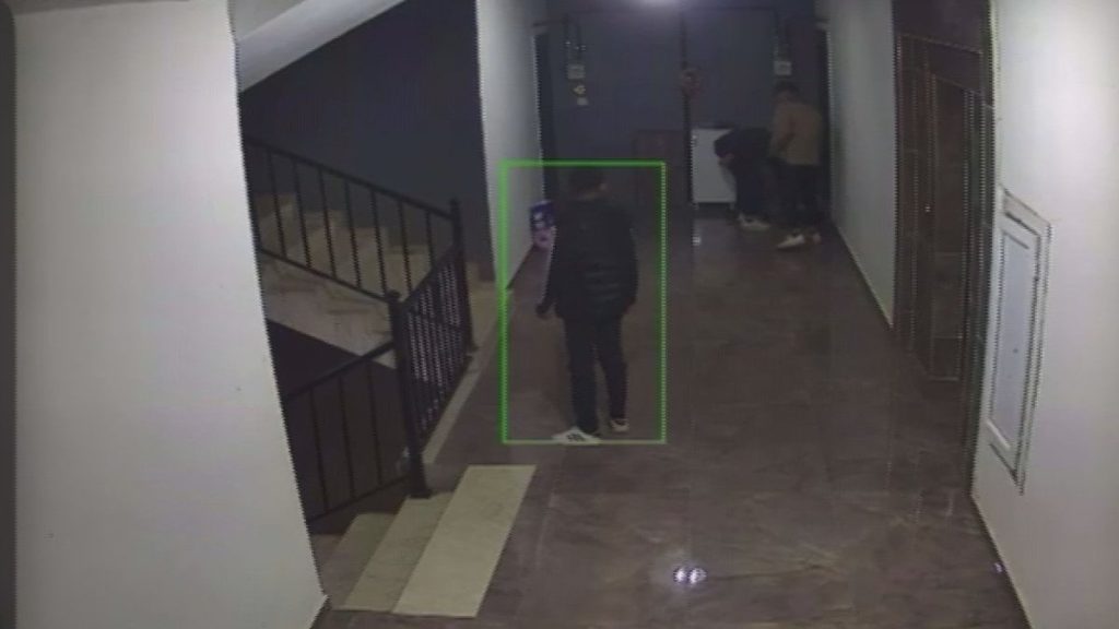 Hatay’da daire önündeki ayakkabıları çaldılar: Hırsızlık anları kamerada