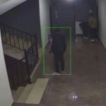Hatay’da daire önündeki ayakkabıları çaldılar: Hırsızlık anları kamerada