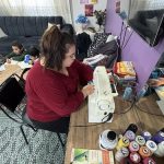 Hatay’da depremzede kadın, terzilikle ailesinin umudu oldu