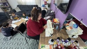Hatay’da depremzede kadın, terzilikle ailesinin umudu oldu