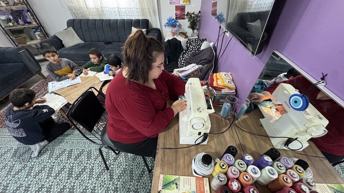 Hatay’da depremzede kadın, terzilikle ailesinin umudu oldu