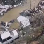 Hatay’da dereye uçan otomobilden kıl payı kurtuldu