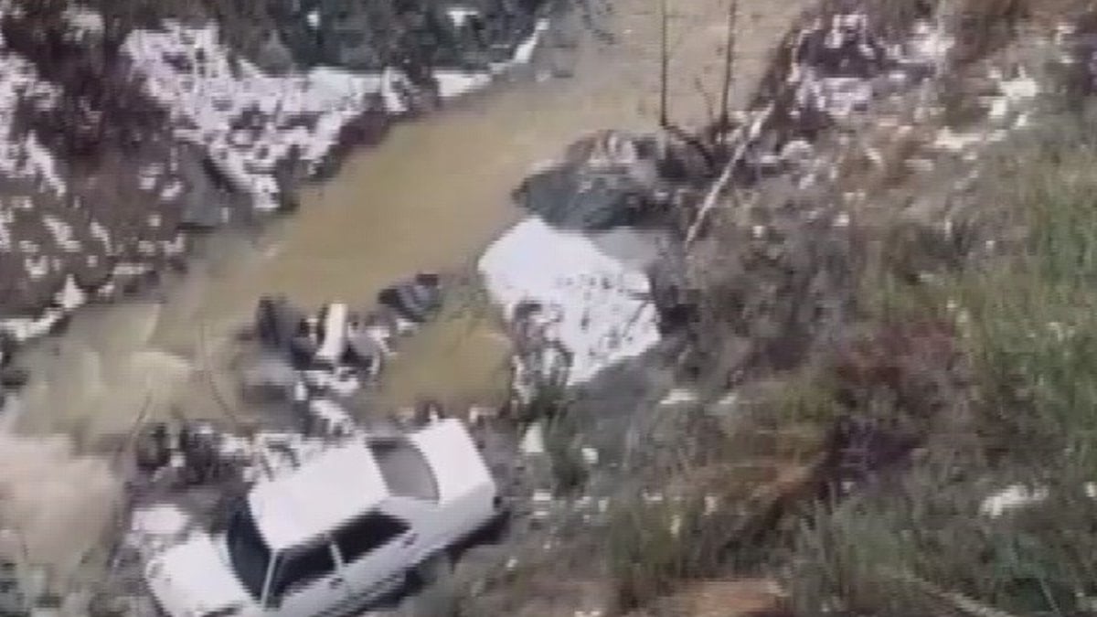 Hatay’da dereye uçan otomobilden kıl payı kurtuldu