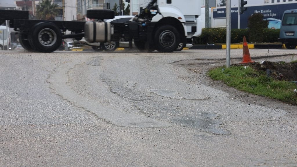 Hatay’da ışıklarda beklerken yola beton döken mikser sürücüsüne para cezası