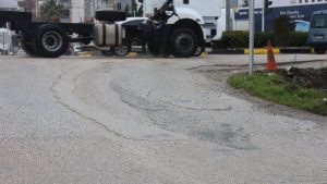 Hatay’da ışıklarda beklerken yola beton döken mikser sürücüsüne para cezası