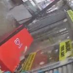 Hatay’da kar kütlesini taşıyamayan plastik çatı yerle bir oldu