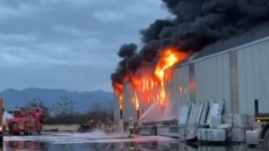 Hatay’da lastik deposunda yangın çıktı