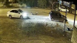 Hatay’da otomobil direğe ok gibi saplandı: 2 yaralı