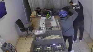 Hatay’da silahlı kuyumcu soygunu: 3 dakikada 3 kilo altınla kaçtılar