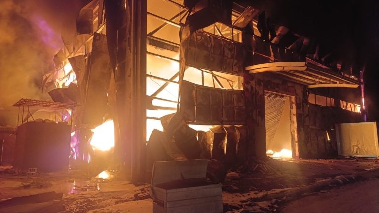 Hatay’da sünger deposunda yangın