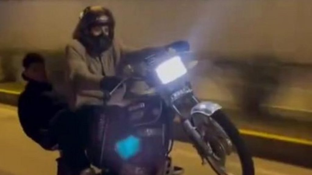 Hatay’da tehlikeli motosiklet gösterisi pahalıya patladı