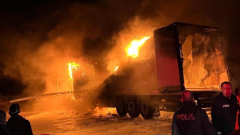 Hatay’da tırda korkutan yangın