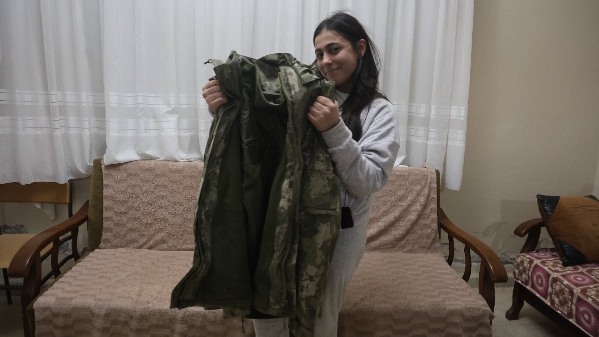 Hataylı depremzede, askerin verdiği montu 3 yıldır saklıyor