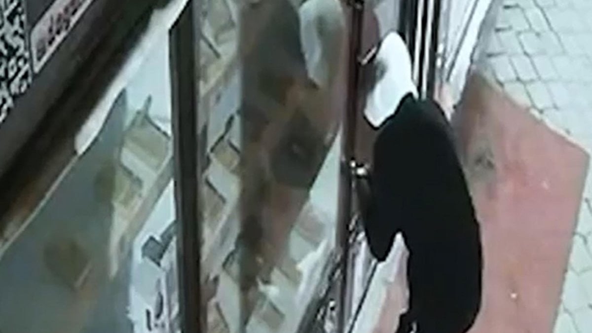 Iğdır’da iş yerine camını tekmeyle kırıp girdiler: 100 bin TL’lik telefon çaldılar