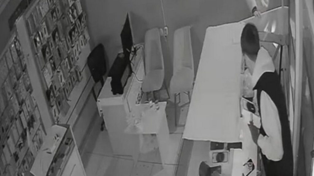 Iğdır’da telefon mağazasına gece baskını: Çok sayıda cihaz çalındı