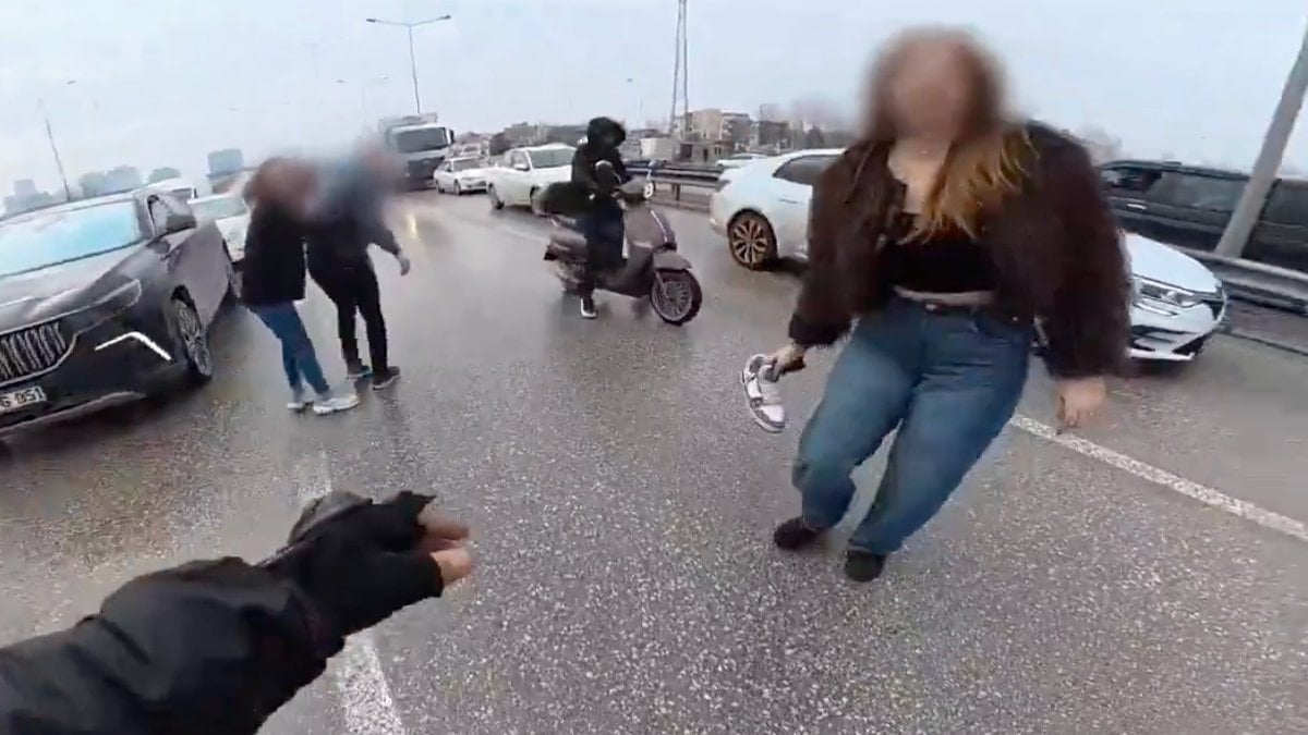 İlginç trafik kavgası kask kamerasında: Havada buluşup, yerde yumruklaştılar