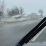 İstanbul Arnavutköy’de kontrolden çıkan PTT aracı çayırlık alana uçtu