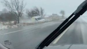 İstanbul Arnavutköy’de kontrolden çıkan PTT aracı çayırlık alana uçtu