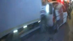 İstanbul Bahçelievler’de kamyonetin çarptığı hafif ticari araç ekmek fırınına girdi