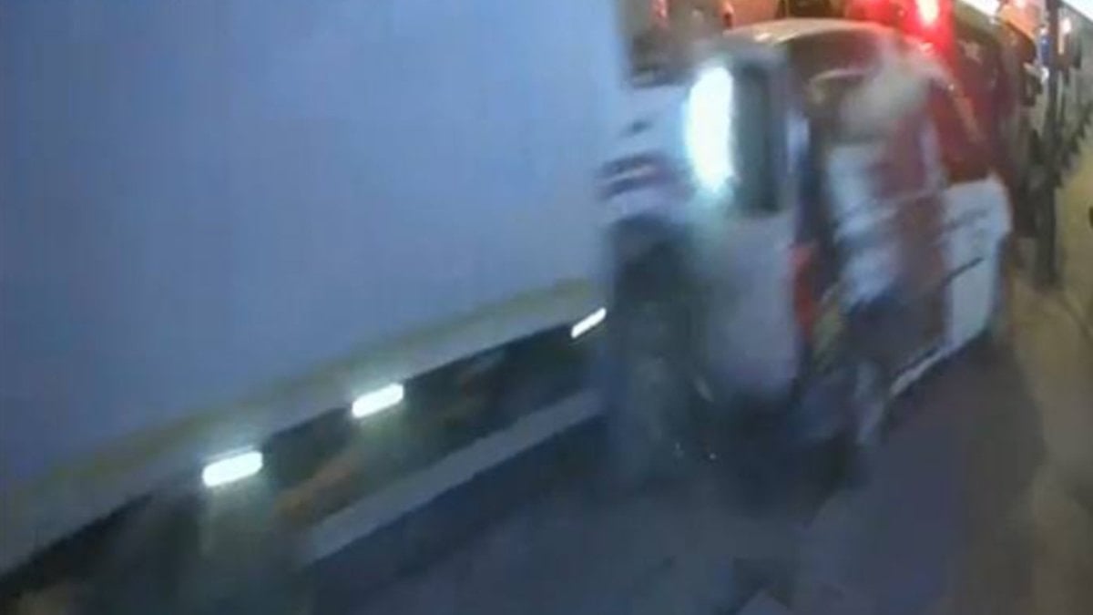 İstanbul Bahçelievler’de kamyonetin çarptığı hafif ticari araç ekmek fırınına girdi