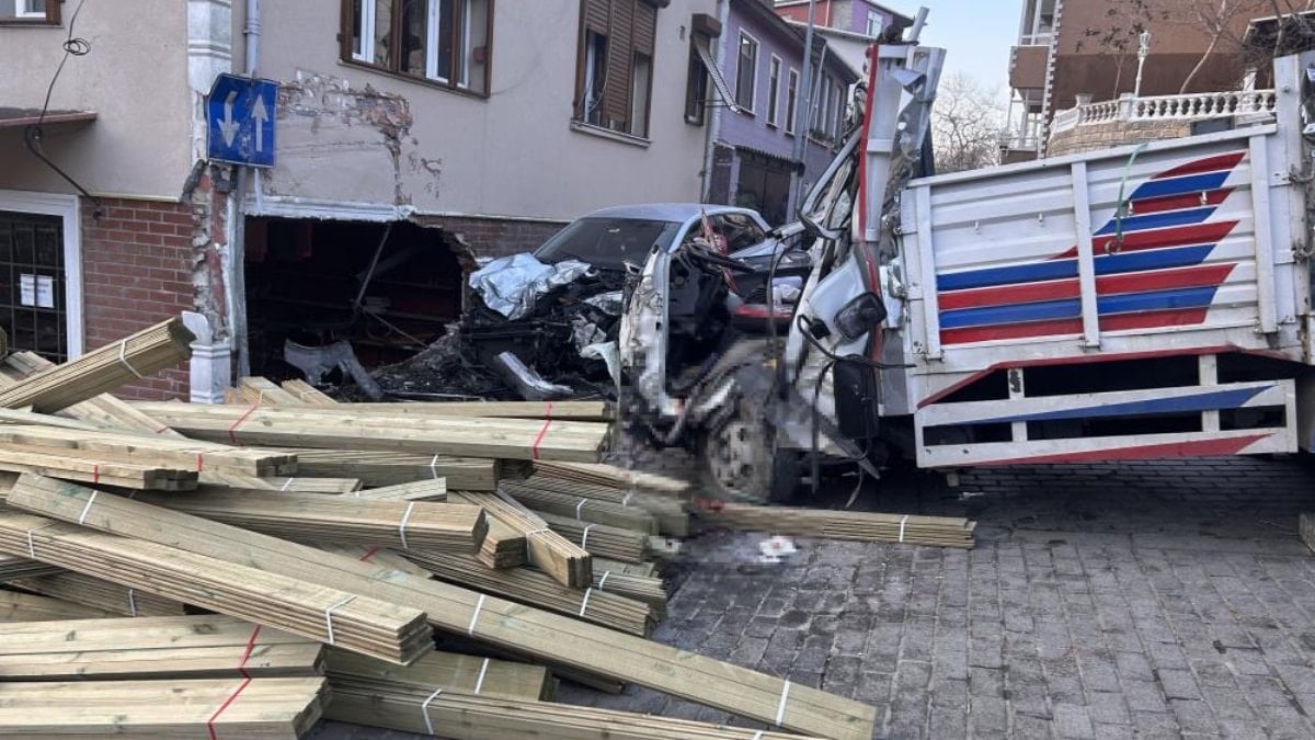 İstanbul Beykoz’da kamyon dükkana daldı: 2 ölü