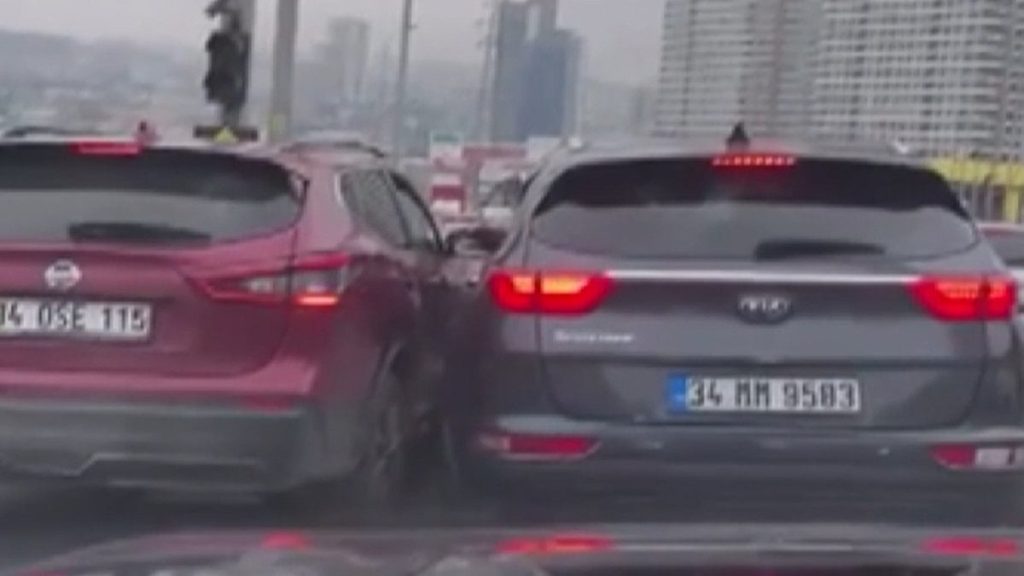 İstanbul Beylikdüzü’nde gençler kendilerine çarpan kaynakçıya saldırdı