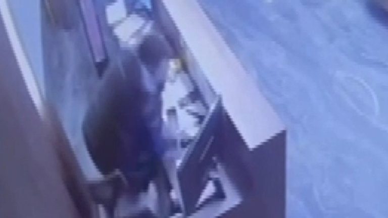 İstanbul Beylikdüzü’nde siteye silahlı saldırıda güvenlik görevlisi ağır yaralandı