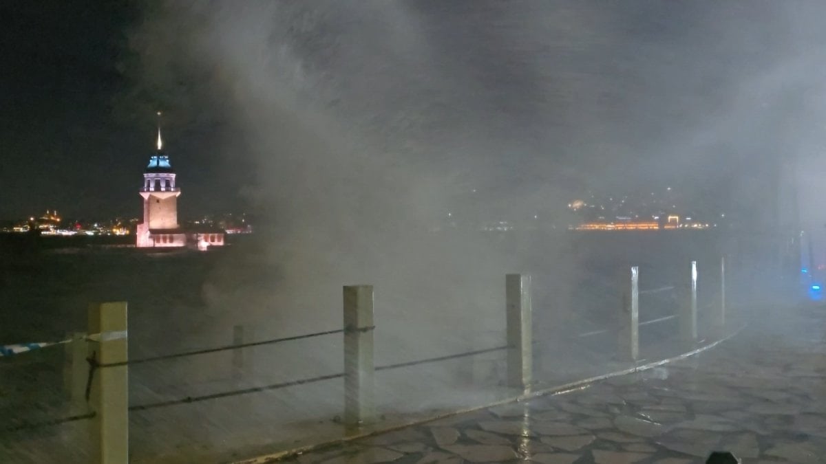 İstanbul Üsküdar’da dev dalgalar oluştu