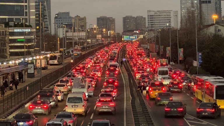 İstanbul ve Ankara’da mesai bitti trafik çilesi başladı