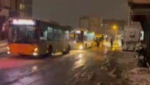 İstanbul’a yağan kar İETT otobüslerini yolda bıraktı