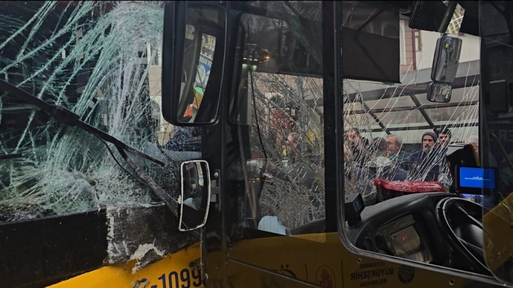 İstanbul’da 2 İETT otobüsü kafa kafaya çarpıştı