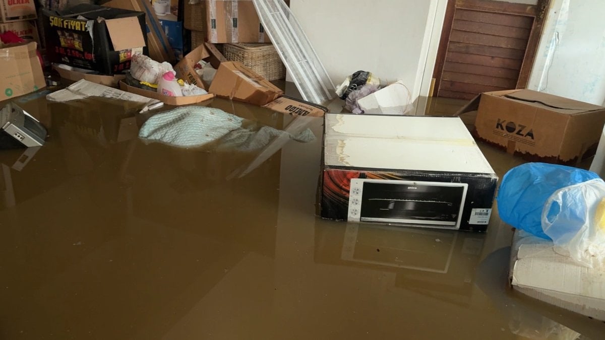 İstanbul’da 20 gün içerisinde 3 kez çöken yol nedeniyle evi su bastı