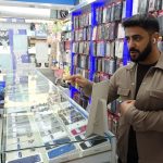 İstanbul’da akılalmaz hırsızlık: Kova ile dikkat dağıtıp dükkan boşalınca telefonları çaldılar