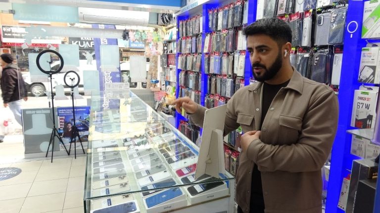 İstanbul’da akılalmaz hırsızlık: Kova ile dikkat dağıtıp dükkan boşalınca telefonları çaldılar