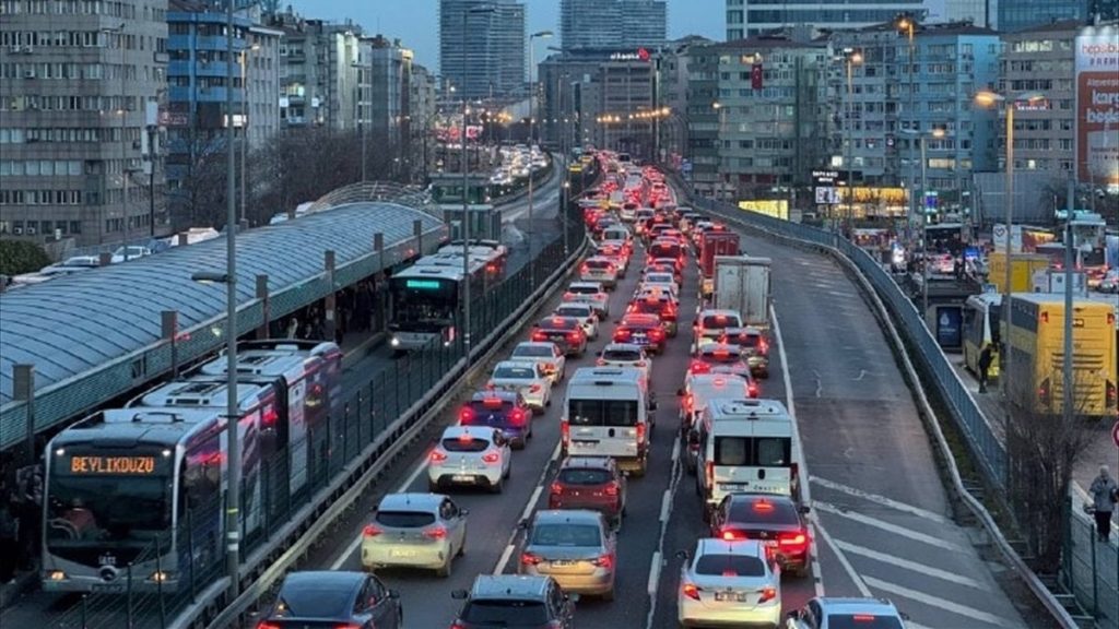 İstanbul’da akşam saatlerinde trafik yoğunluğu yüzde 83’e çıktı