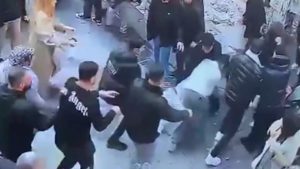 İstanbul’da alışveriş yapmak istemeyen Çinli turist dövüldü