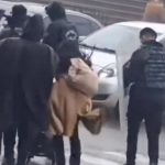 İstanbul’da anne ve bebeğin imdadına çevik kuvvet yetişti: Fırtınada kalkan oluşturdular