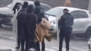 İstanbul’da anne ve bebeğin imdadına çevik kuvvet yetişti: Fırtınada kalkan oluşturdular