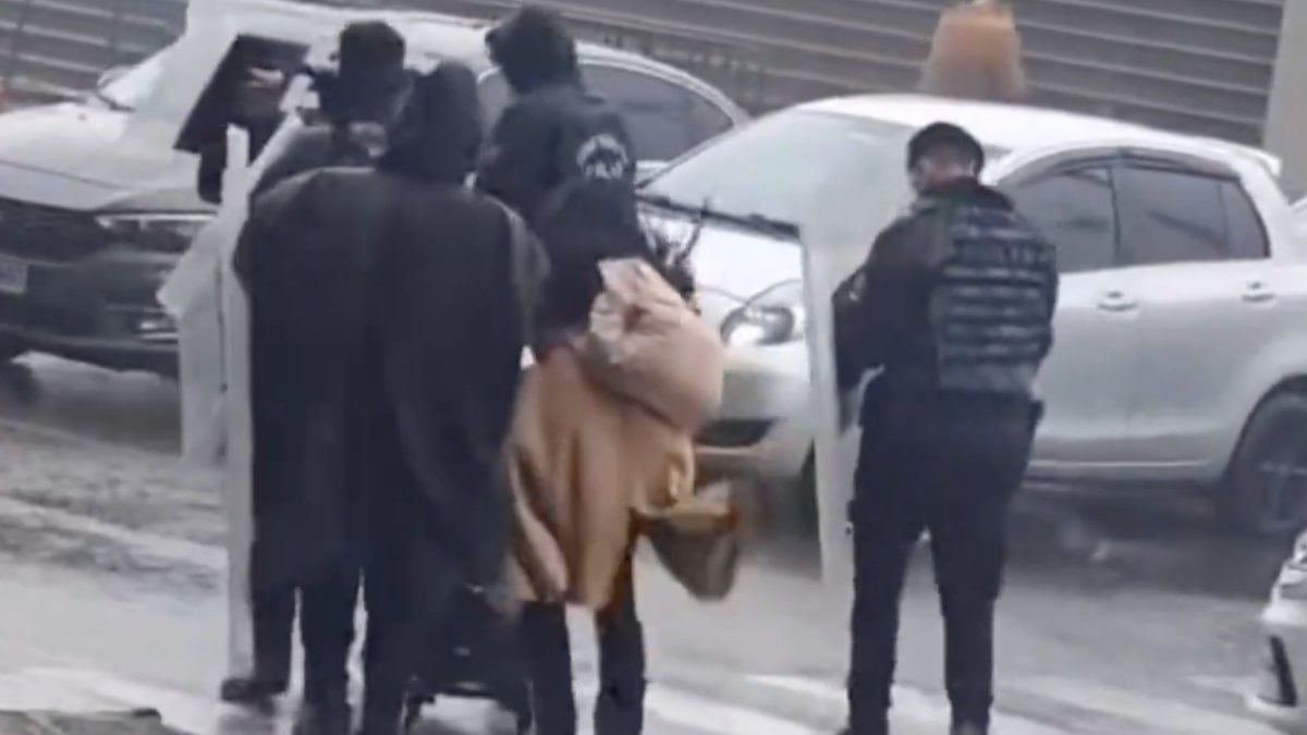 İstanbul’da anne ve bebeğin imdadına çevik kuvvet yetişti: Fırtınada kalkan oluşturdular