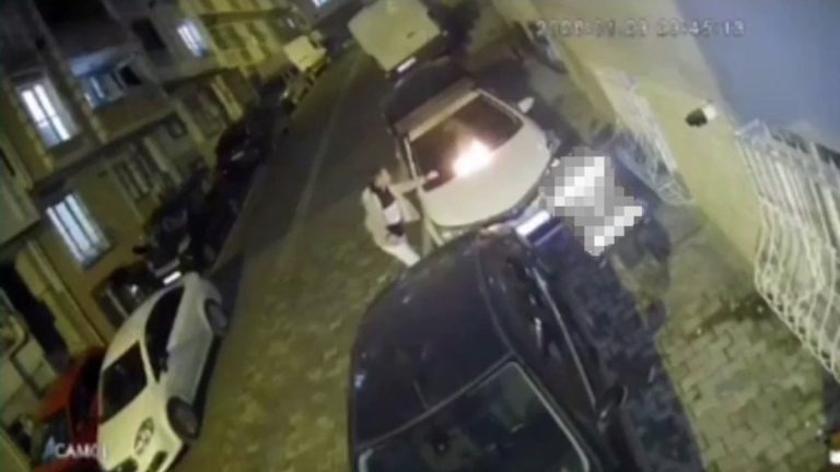 İstanbul’da arabanın üzerine gazlı bez atıldı