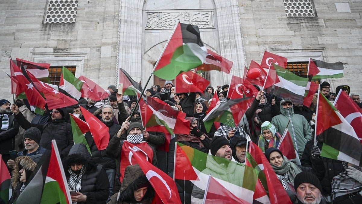 İstanbul’da binler Galata Köprüsü’nde bir araya geldi: Dualar semaya yükseldi