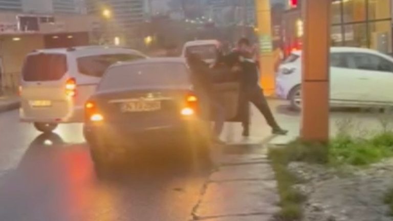 İstanbul’da bir maganda önünü kestiği aracın sürücüsünü darbetti: O anlar kamerada