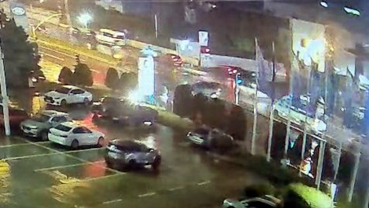 İstanbul’da çaldıkları motosikletle polisten kaçan şüpheliler otomobile çarptı: 1 ölü