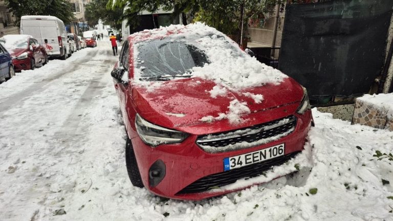 İstanbul’da çatıdan düşen kar kütlesi otomobilde maddi hasara yol açtı