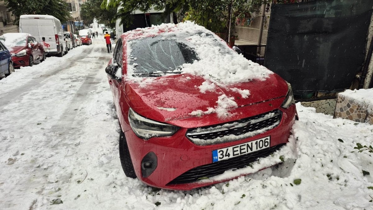 İstanbul’da çatıdan düşen kar kütlesi otomobilde maddi hasara yol açtı