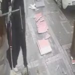 İstanbul’da çatıdan düşen parçalardan son anda kurtuldu