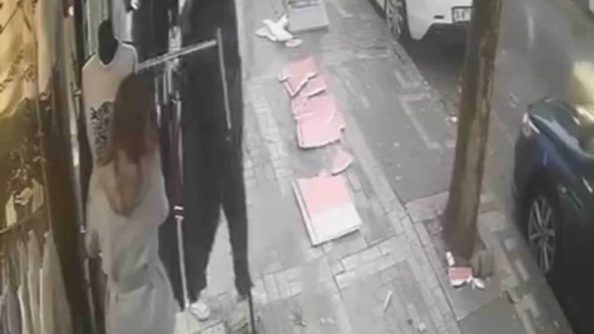 İstanbul’da çatıdan düşen parçalardan son anda kurtuldu