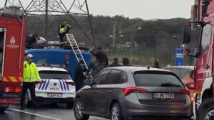 İstanbul’da cezaevi nakil aracı devrildi