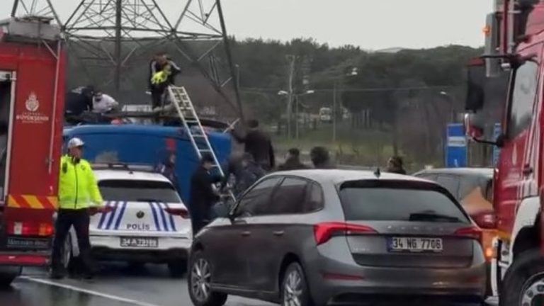 İstanbul’da cezaevi nakil aracı devrildi